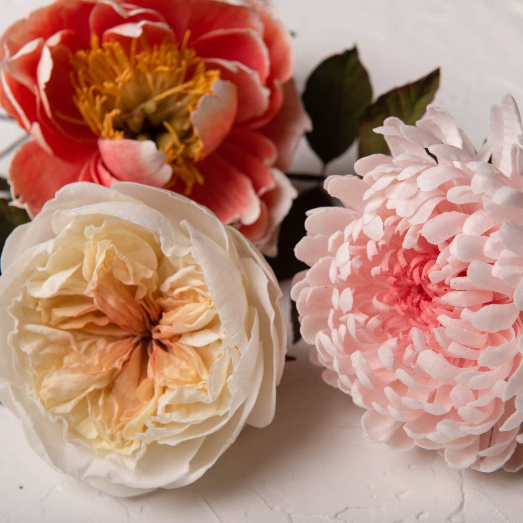 Flores realizas en papel de arroz con detalles de colores