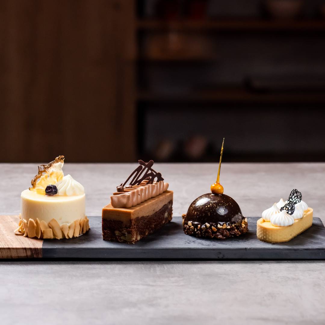 Monoporciones de diferfentes sabores para una mesa dulce