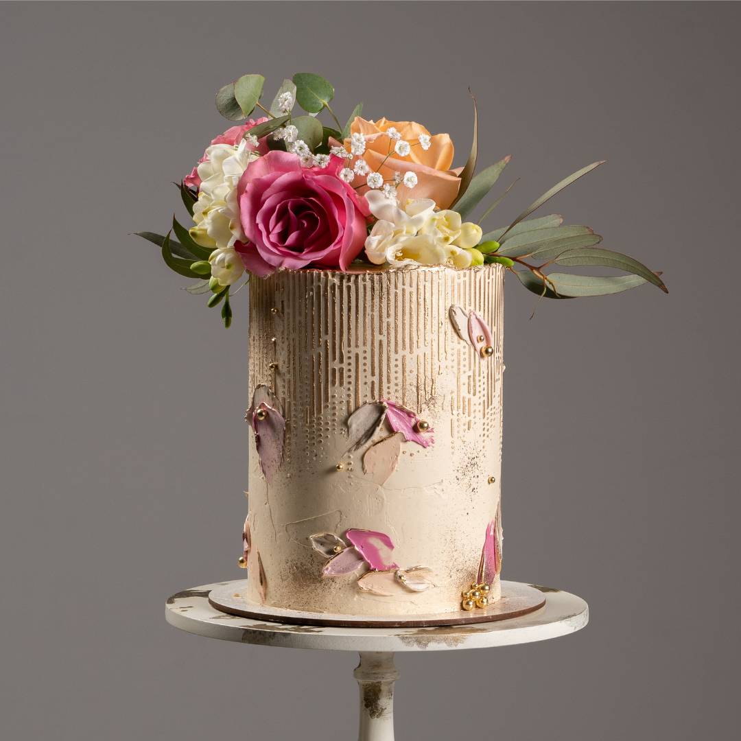 Pastel en buttercream con flores naturales y efecto óleo