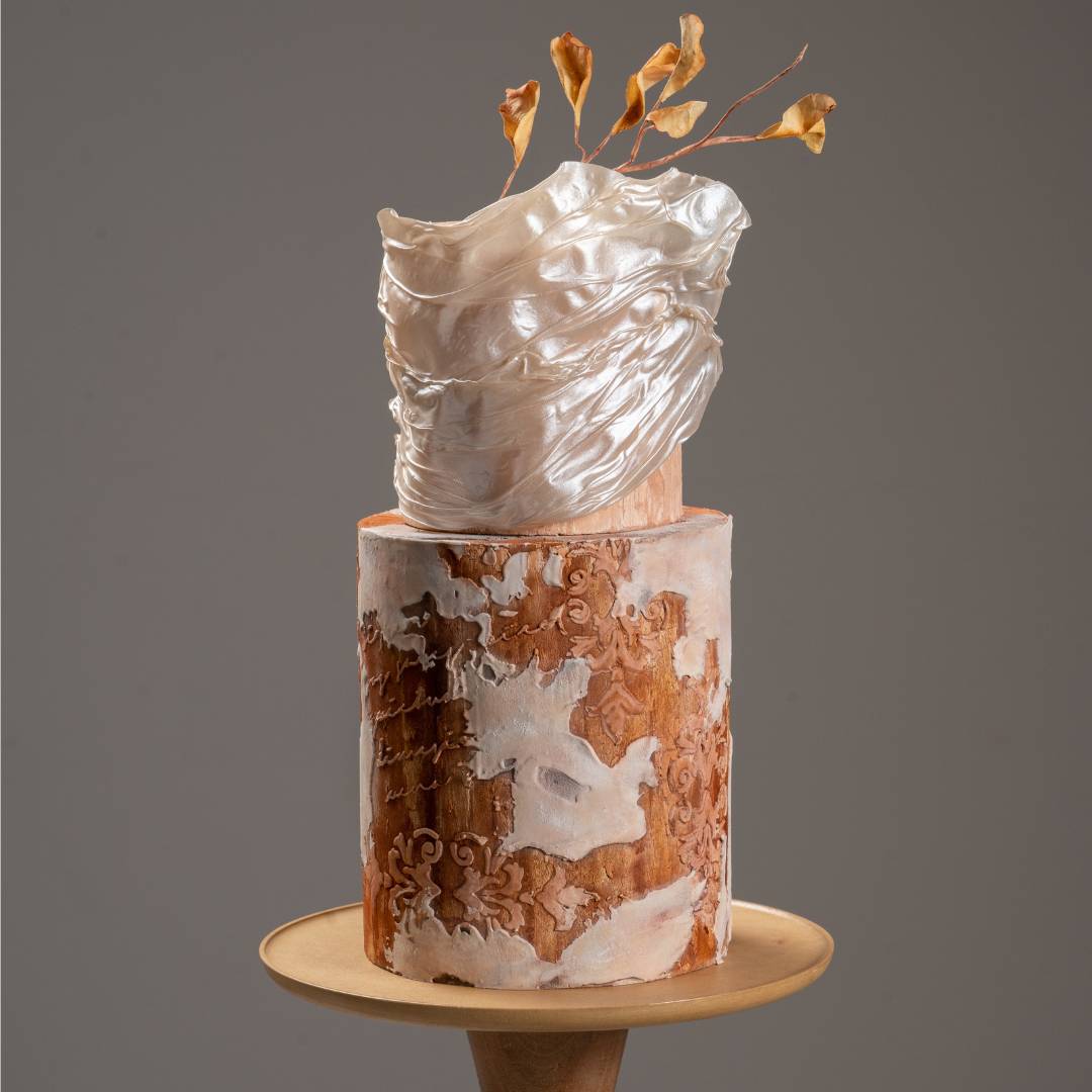 Pastel en fondant con decoraciones inspiradas en el otoño