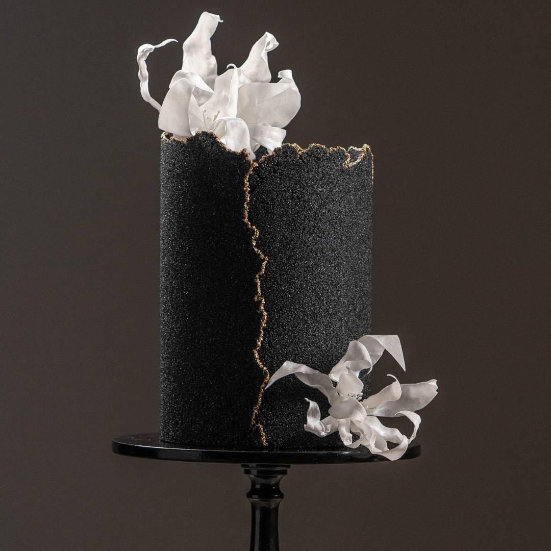 Pastel en fondant con sugar sheet y flores en papel de arroz