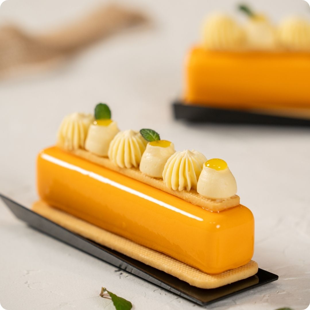 Mini Gateaux: Corazón de Frambuesa, Tarta Banoffee, Lingote de Naranja y Tarta de Arándanos