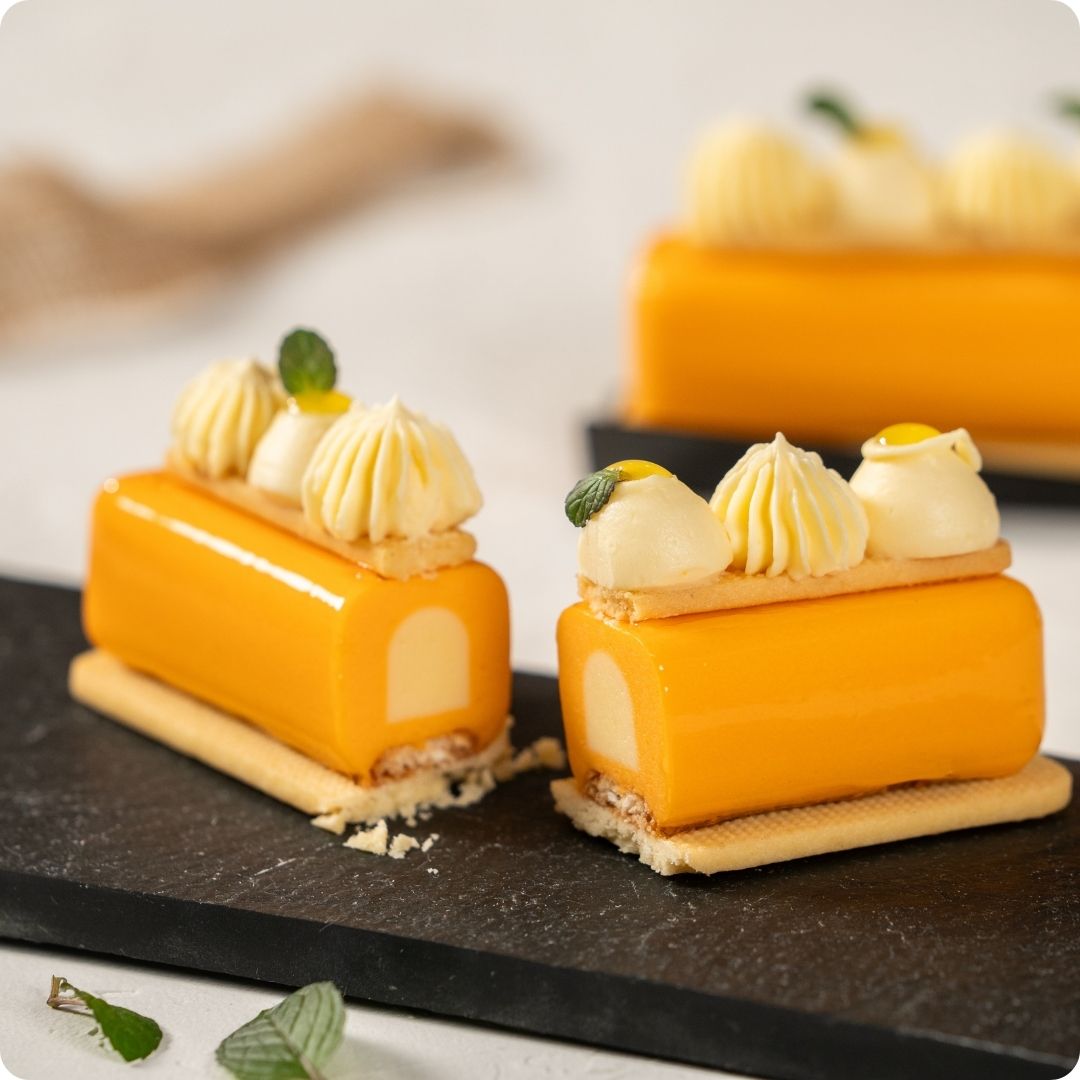 Mini Gateaux: Corazón de Frambuesa, Tarta Banoffee, Lingote de Naranja y Tarta de Arándanos