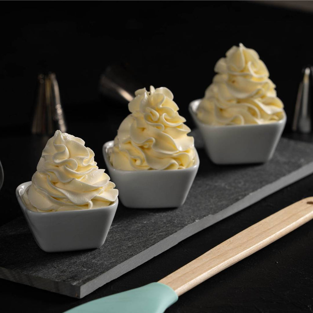 Distintos tipos de buttercream aplicados con manga pastelera por el chef leonardo espinoza