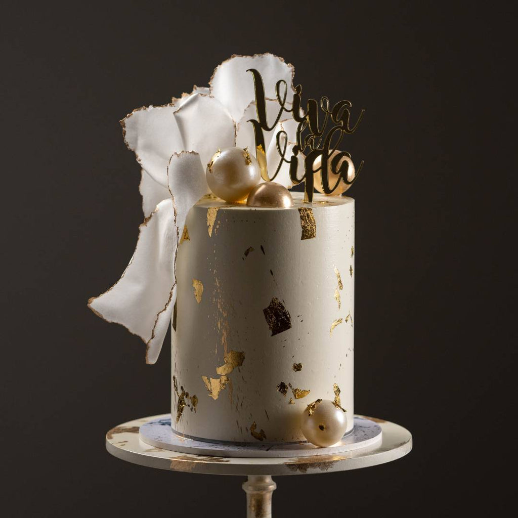 Pastel en buttercream con lámina de oro, wafer paper sail y esferas de chocolate